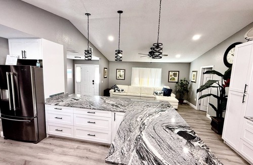 Seminole House | SPACIOUS home with private POOL 5 mins to beach! Walk to Publix!