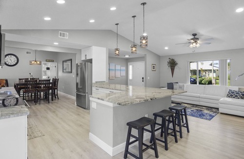 Seminole House | SPACIOUS home with private POOL 5 mins to beach! Walk to Publix!