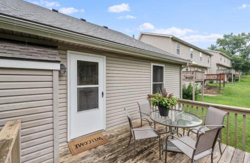 Gladstone House | Spacious Kansas City Townhome with 2 Living Rooms Near Downtown and MCI Airport