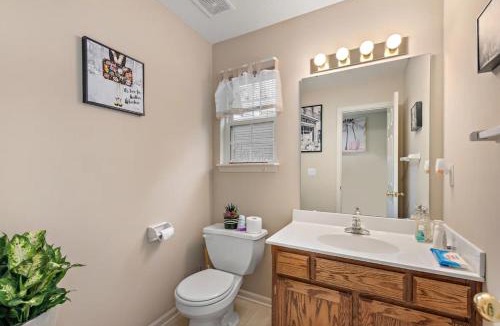 Gladstone House | Spacious Kansas City Townhome with 2 Living Rooms Near Downtown and MCI Airport