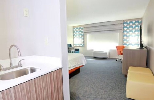 Wesley Chapel Hotel | Spacious King Studio Suite w/Whirlpool, Sofa Bed & Breakfast Included!