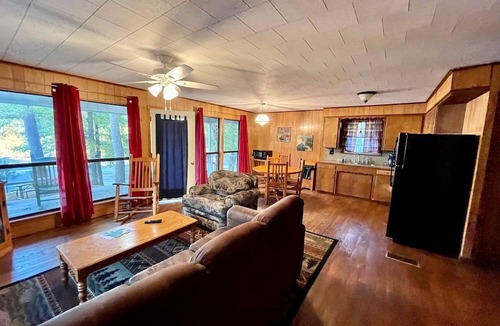 Zwolle Cabin | Spacious Lakeview Cabin with Fishing Pier Access Near Zwolle, Louisiana