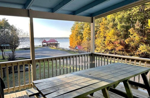 Zwolle Cabin | Spacious Lakeview Triplex Cabin with Water Park Access Near Zwolle, Louisiana