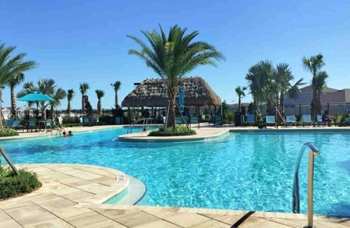 Winter Haven House | Spacious Modern 4BR Pool Oasis Near Legoland w/Mother-In-Law Suite/Private Apt