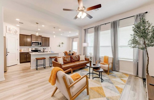Troy Apartment | Spacious Modern 5 beds House in Troy