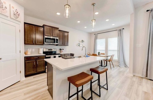 Troy Apartment | Spacious Modern 5 beds House in Troy