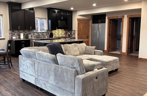 Twin Lakes House | Spacious Modern Mountain Retreat - Private Escape, BBQ & Pool Table