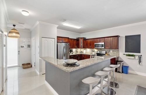 River Oaks House | Spacious modern 4-bedroom house in charming Fort Lauderdale with WiFi, AC