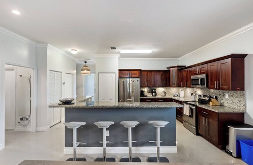 River Oaks House | Spacious modern 4-bedroom house in charming Fort Lauderdale with WiFi, AC