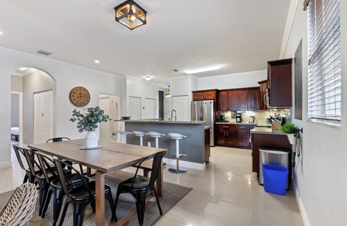 River Oaks House | Spacious modern 4-bedroom house in charming Fort Lauderdale with WiFi, AC