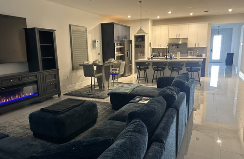 St. Cloud House | Spacious New 4BRHome Near Disney, Universal & Central Florida Attractions.