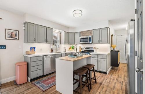 Northfield House | Spacious Northfield 4BR Escape near Cuyahoga Valley