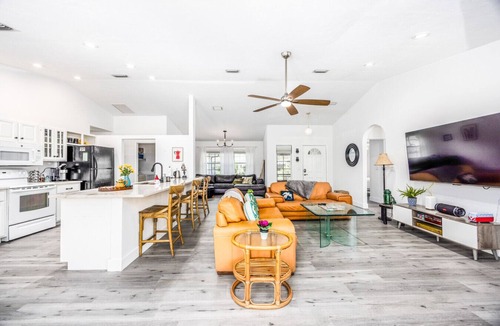 Gainesville House | Spacious Outdoor Seating, Beautifully Decorated, Prime Features