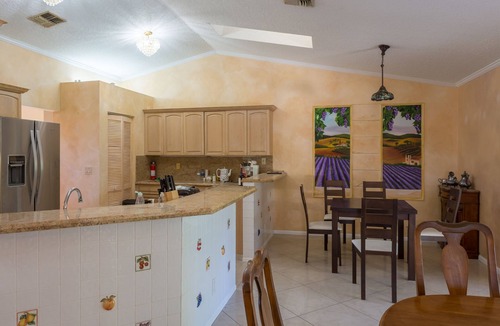 Lake Worth House | Spacious property in a quiet neighborhood, 30% discount for stays over 28 days