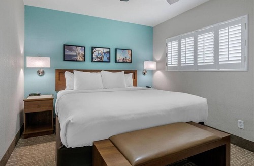 Jekyll Island Hotel | Spacious Retreat | Free Parking | Onsite Pool | Free Breakfast | Pets Welcome