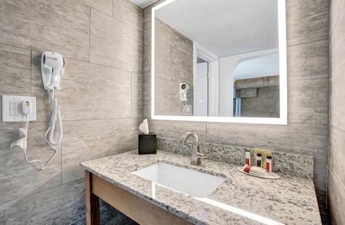 Downtown Hollywood Hotel | Spacious Room, Weekend Escape! Steps away from Hollywood Boardwalk + Breakfast!