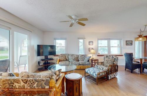 Vilano Beach House | Spacious Seaside Cottage w/Sunroom – 1-Minute Walk to Vilano Beach