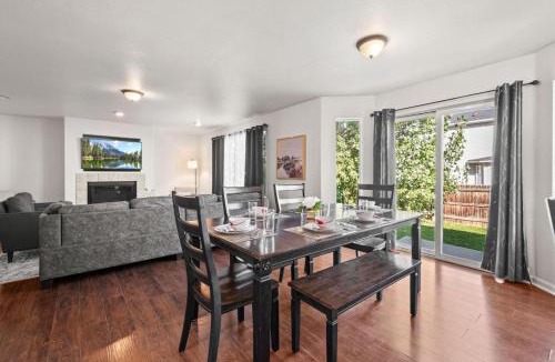 Longmont House | Spacious SIX Bedroom, Great Location