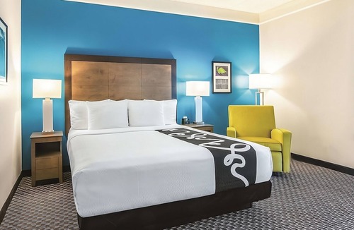 Orlando Hotel | Spacious Suite w/Pet-Friendly Policy & Outdoor Pool – Near Attractions