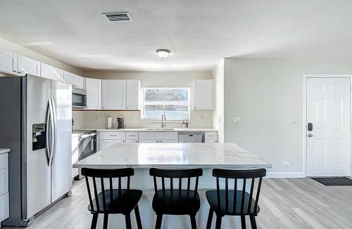 Carrollwood House | Spacious Tampa Stay Large Yard 15 Guests
