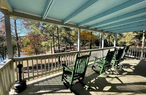 Zwolle Cabin | Spacious Waterfront Cabin Overlooking Private Pond near Zwolle, Louisiana