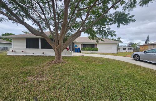 Interchange Square Apartment | Spacious & well maintained house in sunny Palm Bay