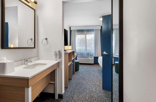 Grapevine Hotel | Spark by Hilton Grapevine DFW North