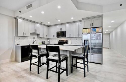 Panama City Beach Apartment | Spectacular 1BD Resort Condo! Amazing Gulf Views! Free Beach Chairs! by Dolce Vita Getaways PCB