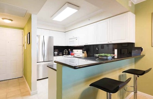 Hollywood South Central Beach Apartment | SPECTACULAR BEACH FRONT RESORT on 5 ACRES. Workspace. Park Free. Near Hospitals