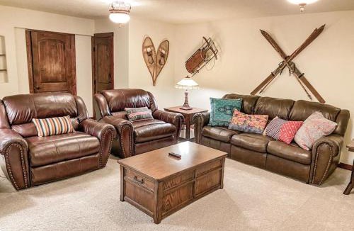Valley of the Sun House | Spectacular Custom Log Cabin with Hot Tub, Epic Views, Fireplace - Moose Tracks Cabin