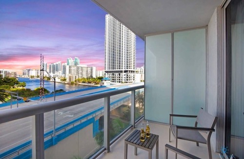 Hallandale Beach Apartment | Spectacular View w/Balcony+Pool|Near Beach