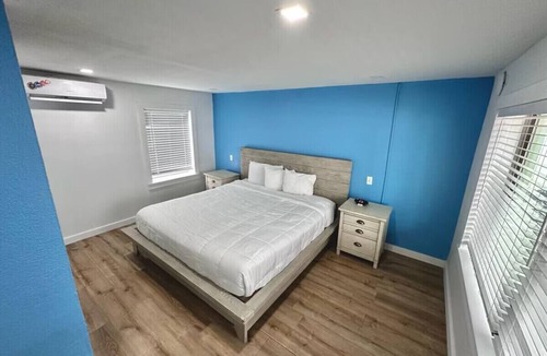 South Padre Island Hotel | SPI King Suite: Private Beach, Volleyball & Bar