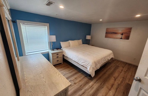 South Padre Island Hotel | SPI King Suite: Private Beach, Volleyball & Bar