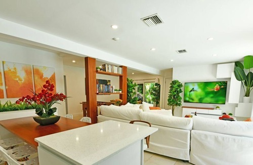 South Middle River Apartment | Spring Brake | 4 Bed Apartment | Pool available | Beach 6min | Big Patio