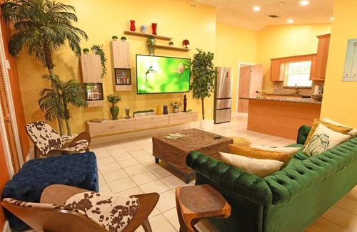 West Little Havana House | Spring Sale | Huge backyard | Entire House | Calle Ocho| South Beach 12min