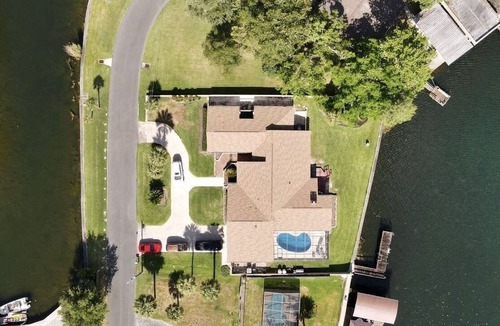 Homosassa House | Springs Waterfront, kayaks and pool, room for the whole fam + friends