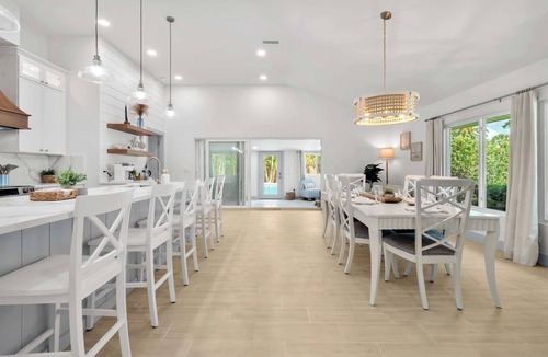 Ringling Estates House | St. Armands Oasis | Pool, Tiki & Putting Green