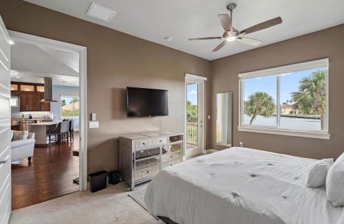 Belle Vista House | St. Pete Beach Executive Waterfront Retreat