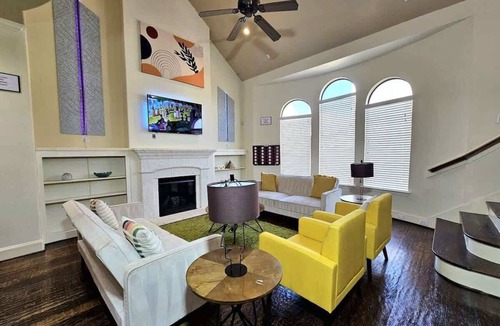 Woodlake - Briar Meadow House | Stadium Luxe Living | Spacious 3BR Near Galleria