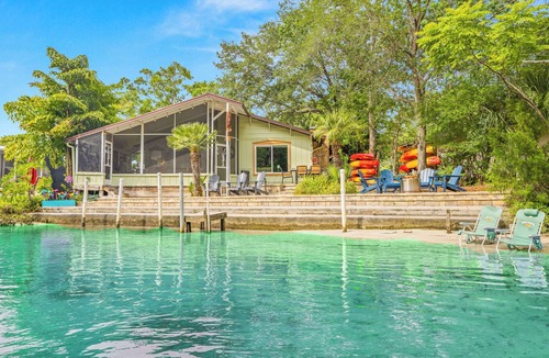 Weeki Wachee Gardens House | Stay directly on crystal clear waters of Weeki Wachee River with your own beach!