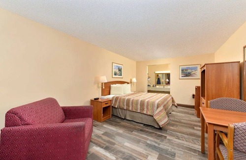 St. Augustine Beach Hotel | Stay Near St. Augustine Beach - 1.7 mi | Room w/Free Parking & Breakfast