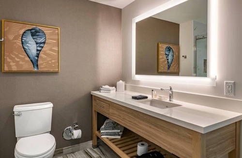 Lauderdale Beach Hotel | Steps from the Ocean | 2 Queens | Near Hugh Taylor Birch State Park