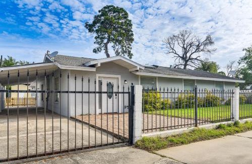 Ballast Point House | Steps to Bayshore Blvd! snowbird retreat w/Pool