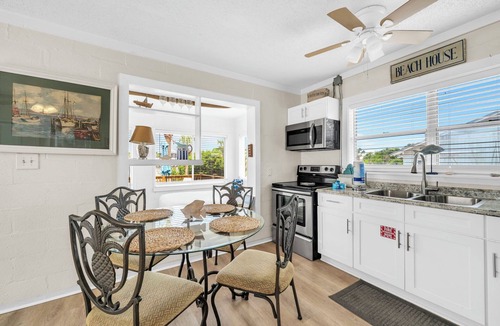 Laguna Beach Condo | ☀️Steps to Beach | Shared Outdoor Deck for Dining | Linda's Cozy Cottage C🌊