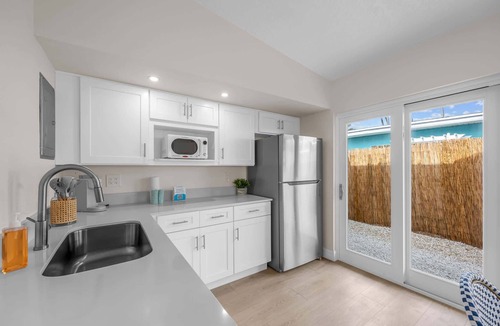 Parsuns To Cocoa Beach Apartment | Steps to Beach | King Bed | Parking | Pet-Friendly