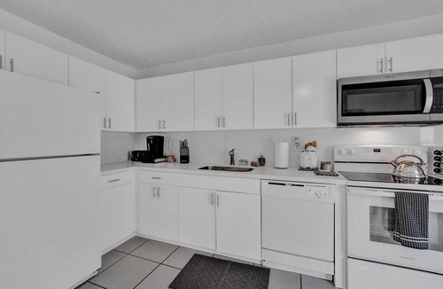 Hollywood Apartment | Steps to Hardrock! Managed by BNR Vacation Rentals