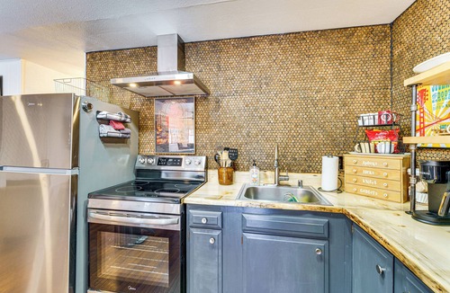 Red River Condo | Steps to Main St! Red River Condo w/Mtn-View Deck