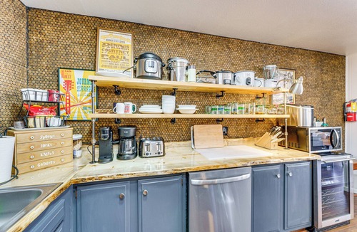 Red River Condo | Steps to Main St! Red River Condo w/Mtn-View Deck