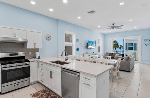 Indian Shores Condo | Steps to the Beach | Large 4B & Private Balcony!