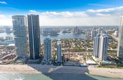 Sunny Isles Beach Apartment | Steps to the Sand Beachfront Escape- 25th Floor Views